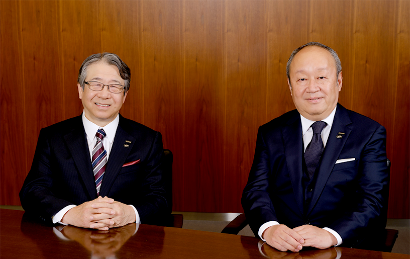 [图片] 助野健儿：取缔役会长·取缔役会议长（左）后藤祯一：代表取缔役社长·CEO（右）