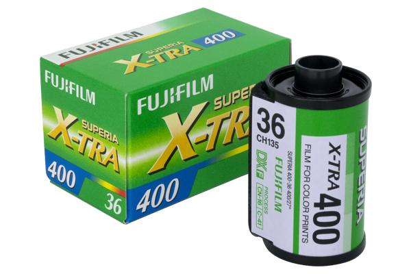 [photo] Fujifilm Superia X-Tra 400 film next to it's box